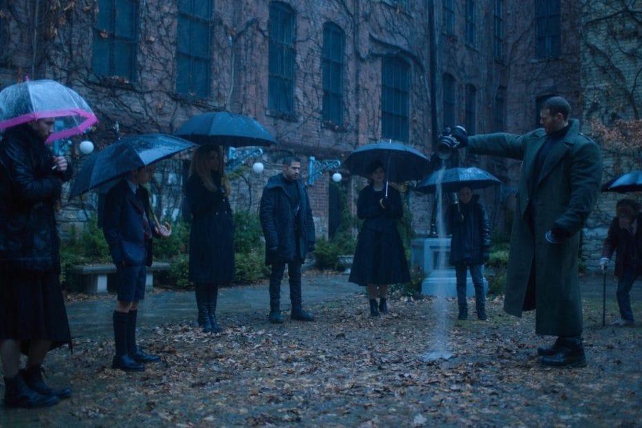Robert Sheehan, Tom Hopper, David Castañeda, Justin H. Min, Aidan Gallagher, and Emmy Raver-Lampman in The Umbrella Academy (2019)