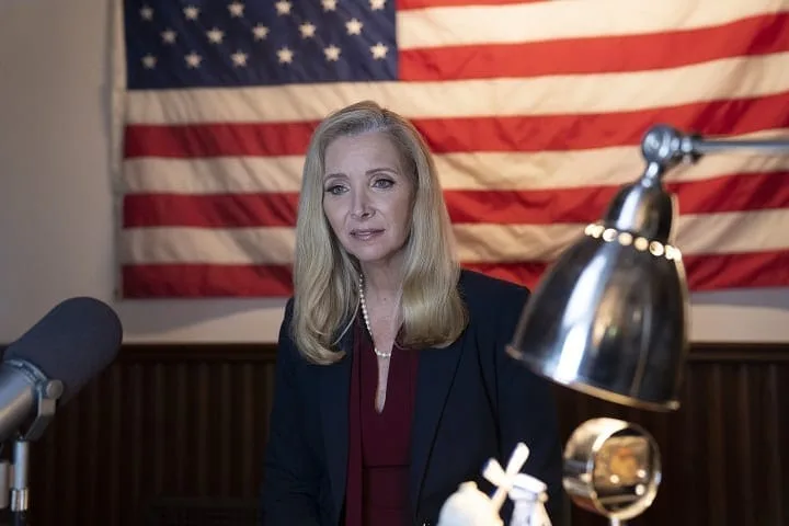 Lisa Kudrow stars as Jeanetta Grace Susan in Netflix's Death to 2020