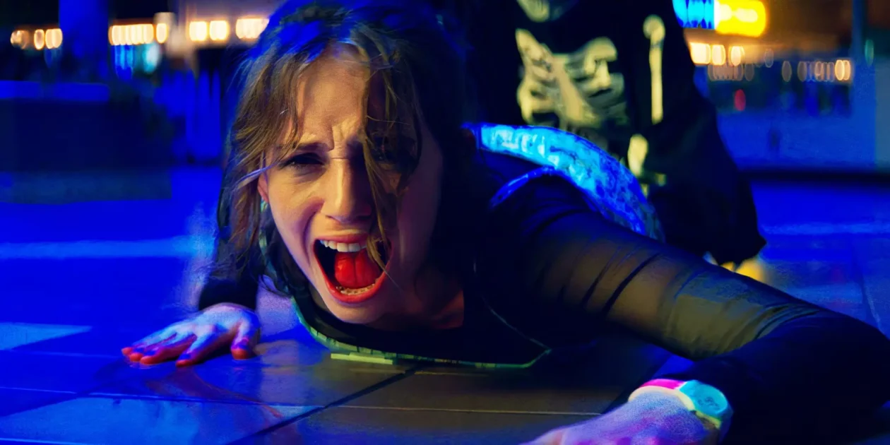 Skull Mask Killer confronting Maya Hawke in Fear Street Part 1 1994